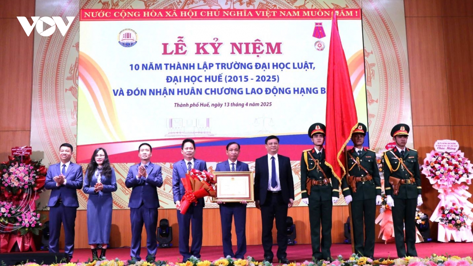 Trường Đại học Luật Huế đón nhận Huân chương Lao động hạng Ba